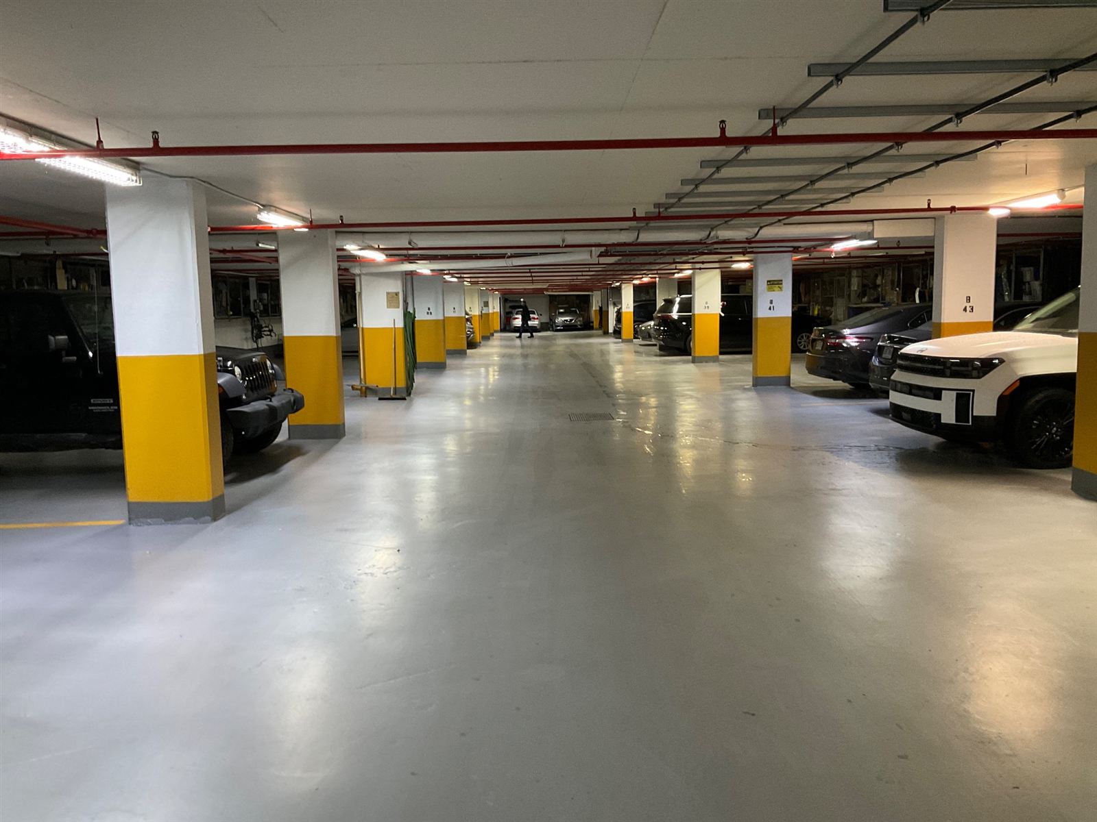 Allée d’un stationnement souterrain inspecté