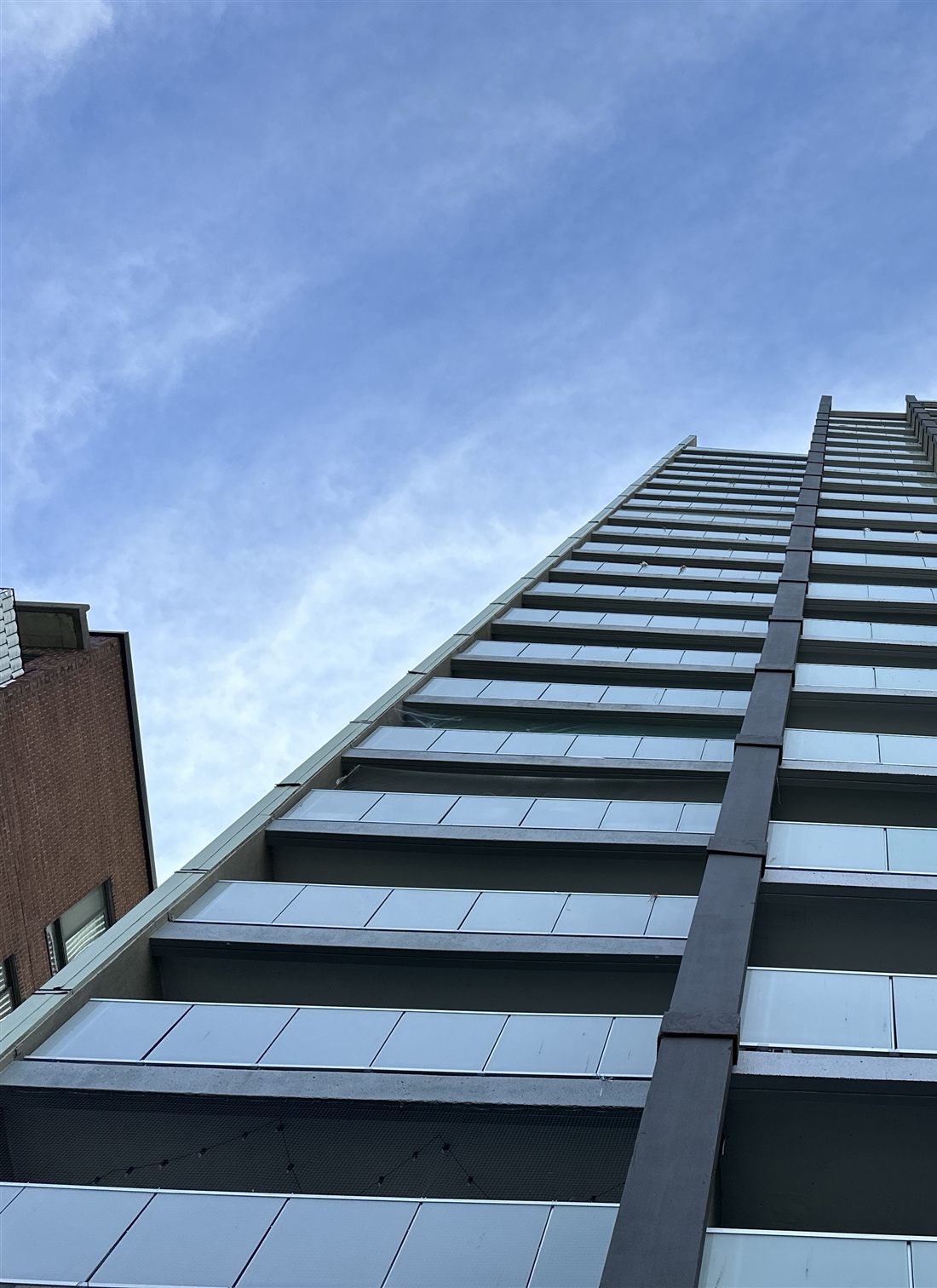 Façade d’une tour d’habitation de 23 étages vue du pied de l’immeuble
