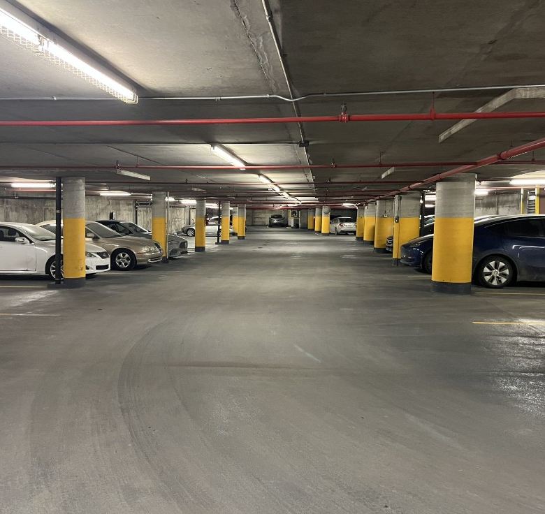 Après : Stationnement remis en service après travaux de réfection du béton