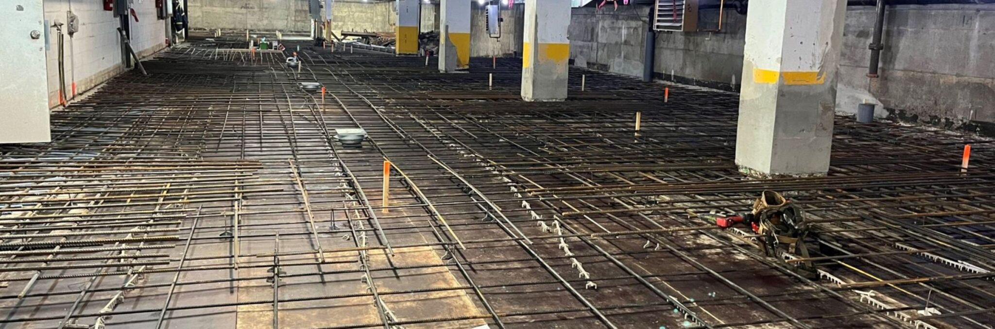 Armatures d’une nouvelle dalle de stationnement en cours de mise en place